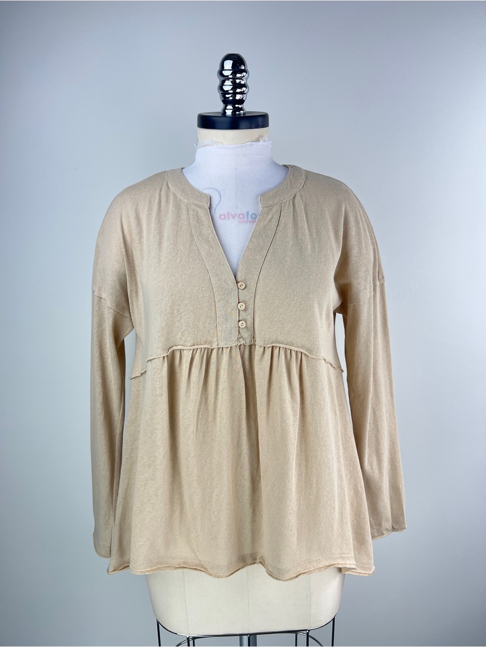 💚 3911. Cream Peplum Henley Top